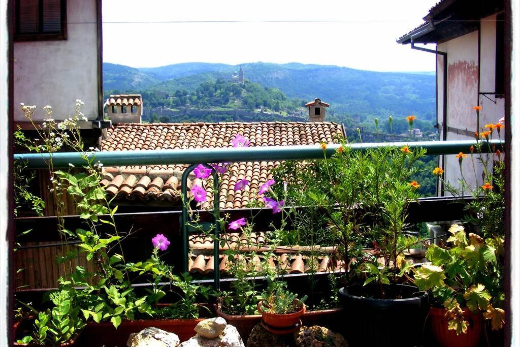 Authentic Guest Stay In The Heart Of Veliko Tarnovo Студио С Изглед Към Царевец Bagian luar foto