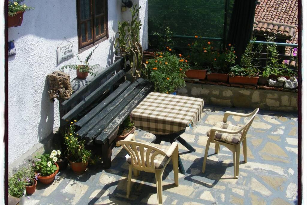 Authentic Guest Stay In The Heart Of Veliko Tarnovo Студио С Изглед Към Царевец Bagian luar foto