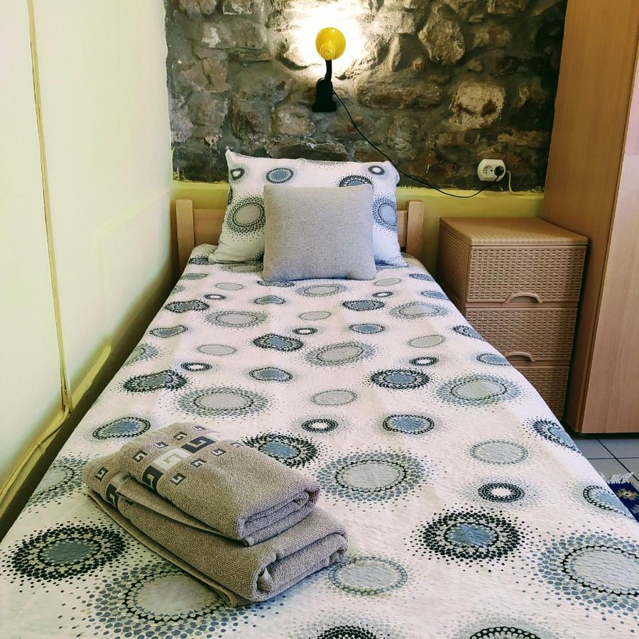 Authentic Guest Stay In The Heart Of Veliko Tarnovo Студио С Изглед Към Царевец Bagian luar foto
