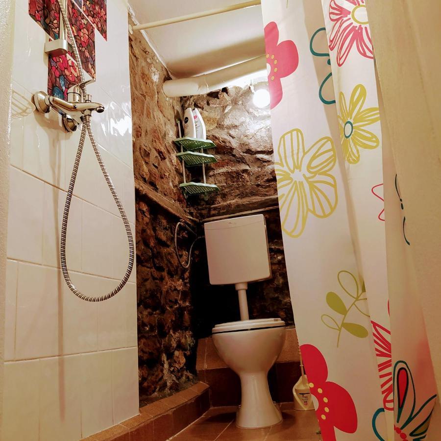 Authentic Guest Stay In The Heart Of Veliko Tarnovo Студио С Изглед Към Царевец Bagian luar foto