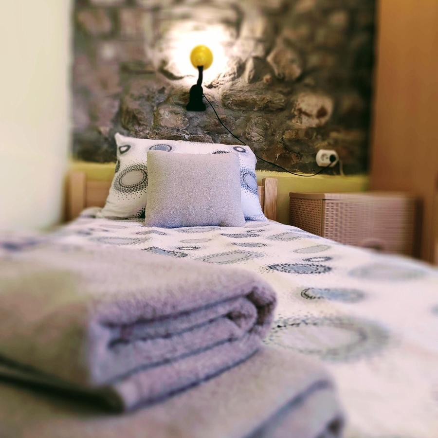 Authentic Guest Stay In The Heart Of Veliko Tarnovo Студио С Изглед Към Царевец Bagian luar foto